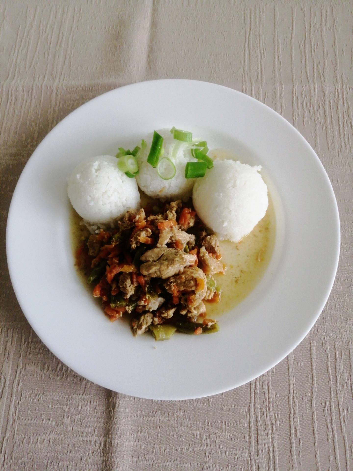 barevné vepřové nudličky, dušená rýže s petrželí