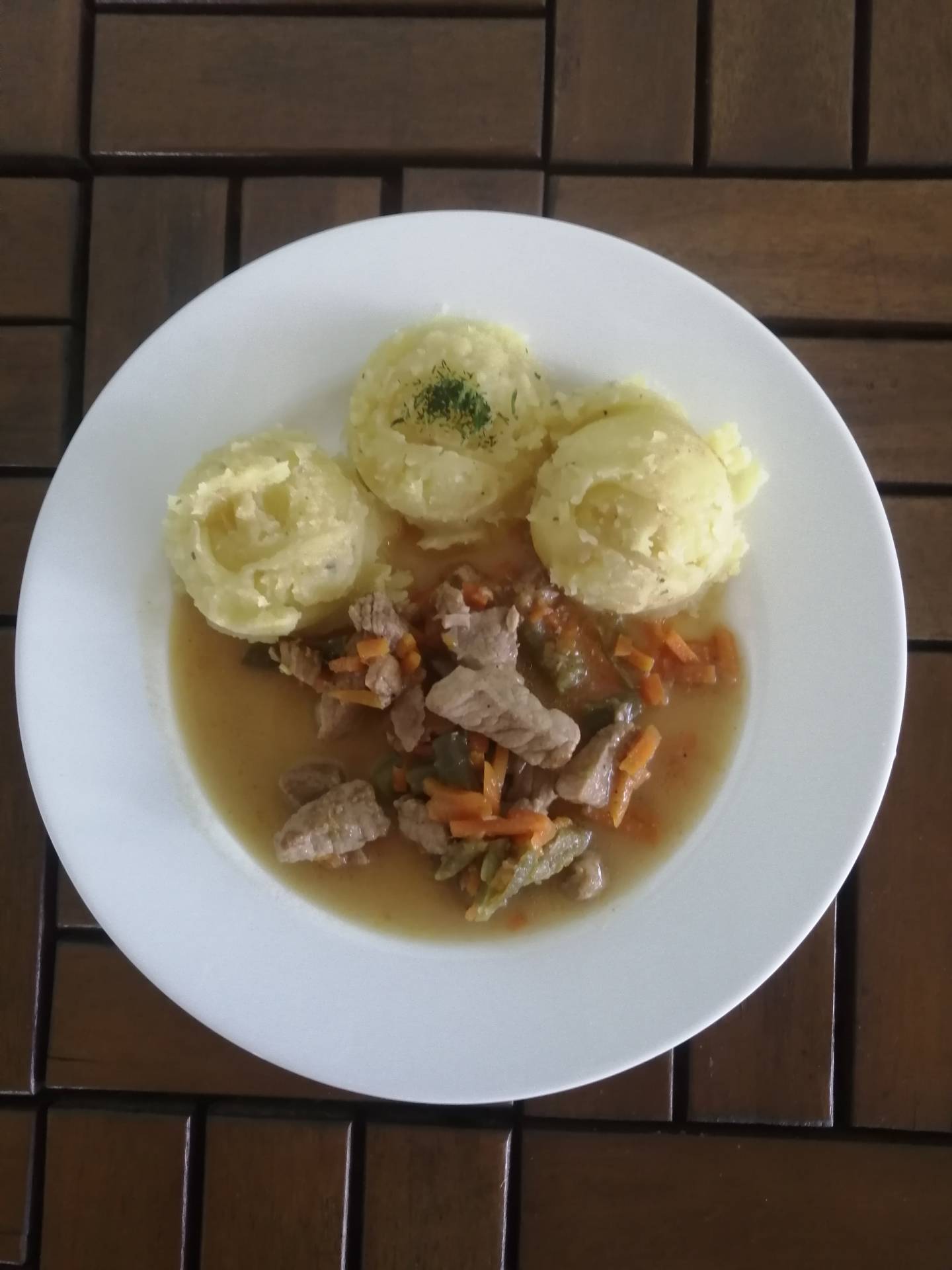 barevné vepřové nudličky, vařené brambory