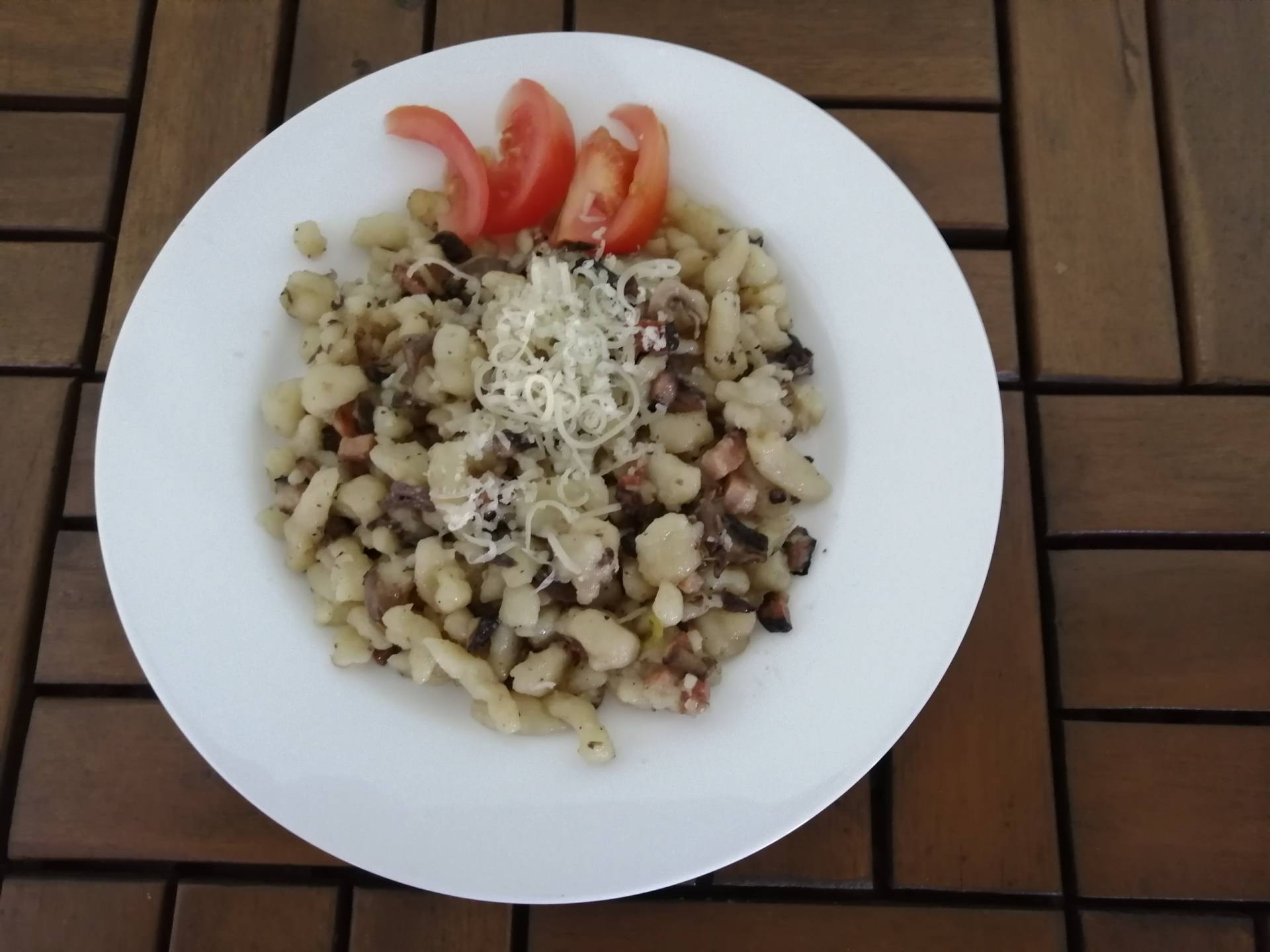 halušky s anglickou slaninou, žampiony a jarní cibulkou