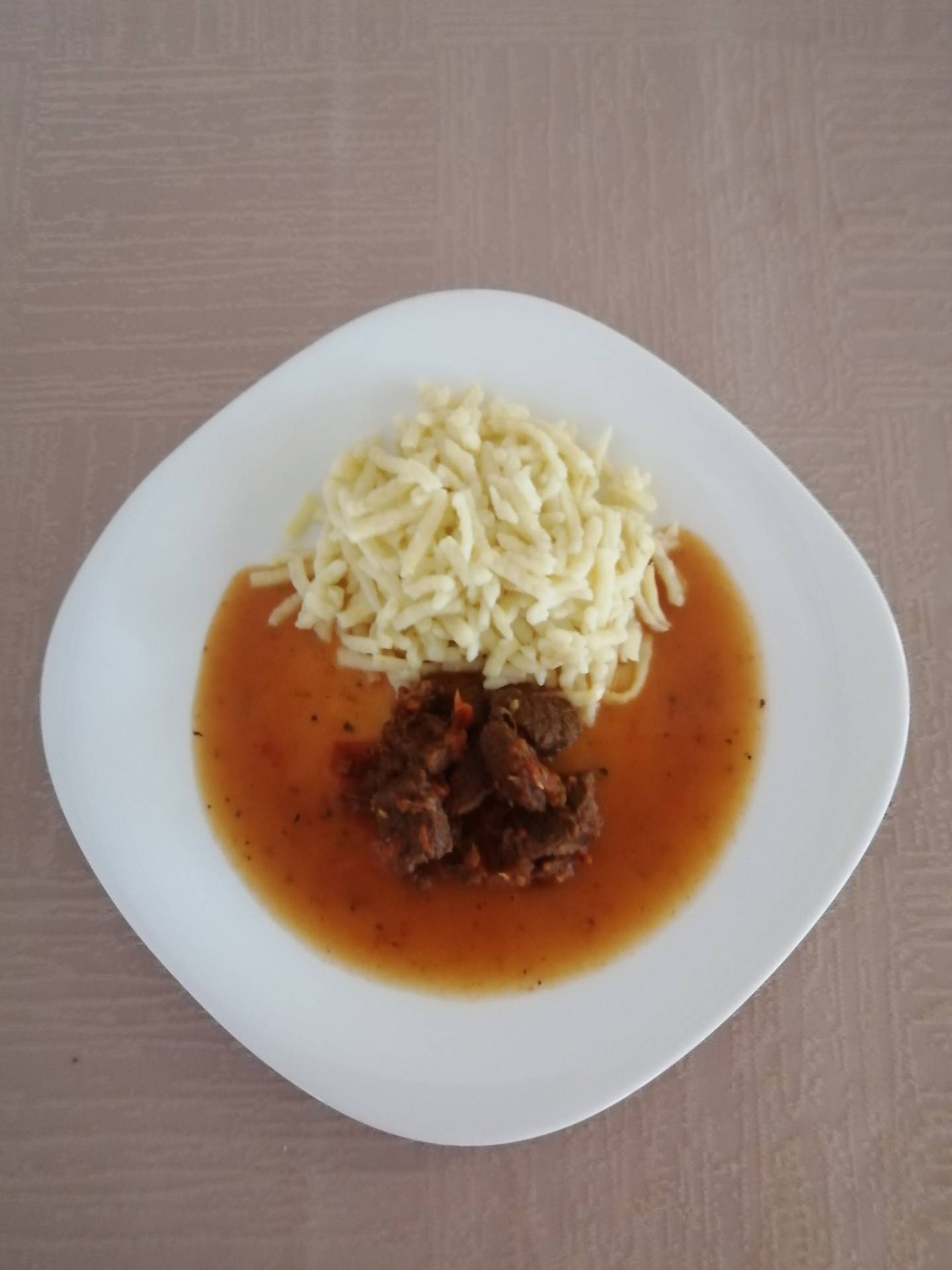 hovězí maso na rajčatech, těstoviny