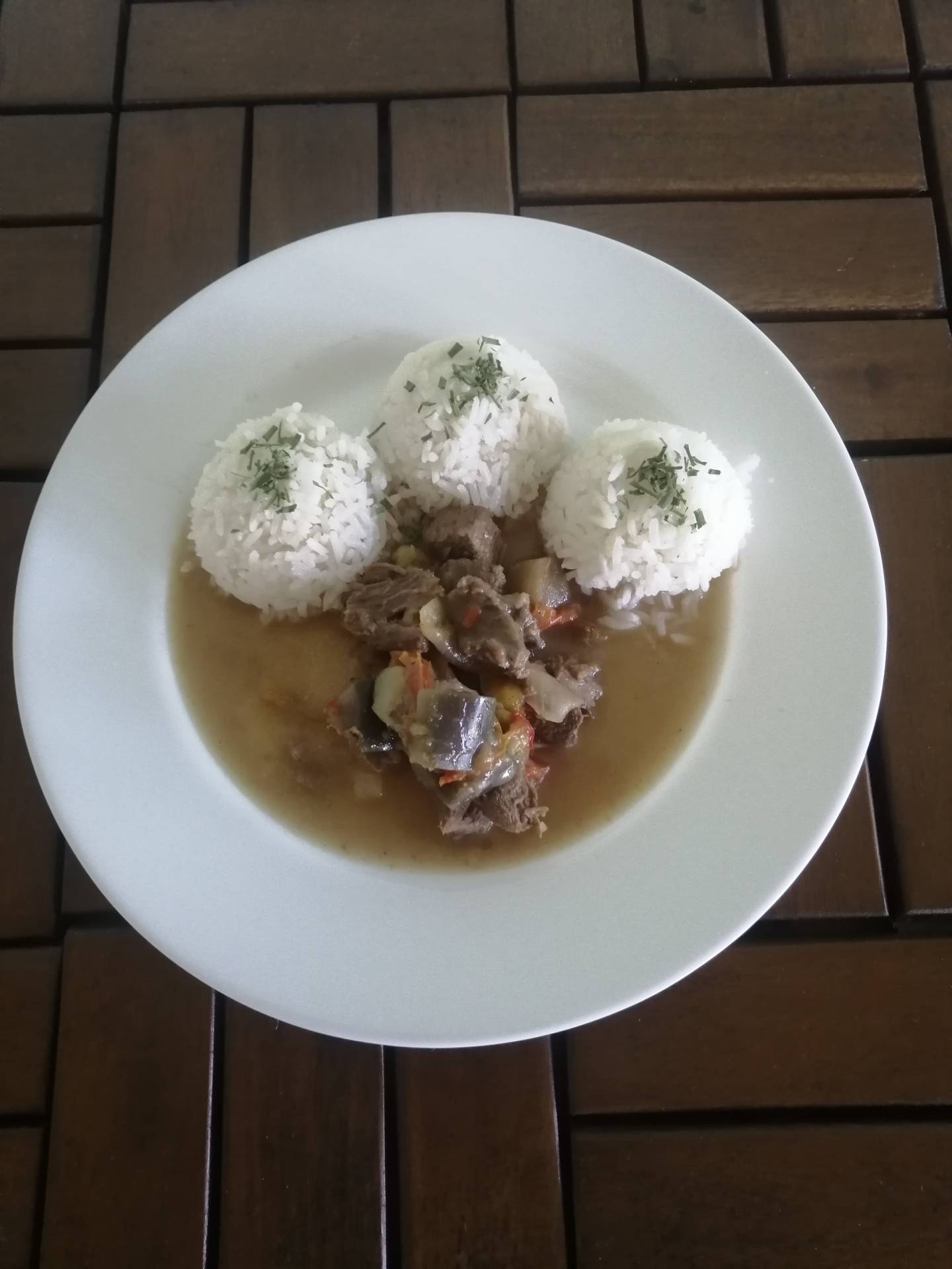 hovězí kostky na zelenině