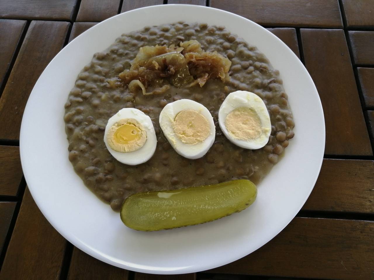 čočka na kyselo, vařené vejce, okurek