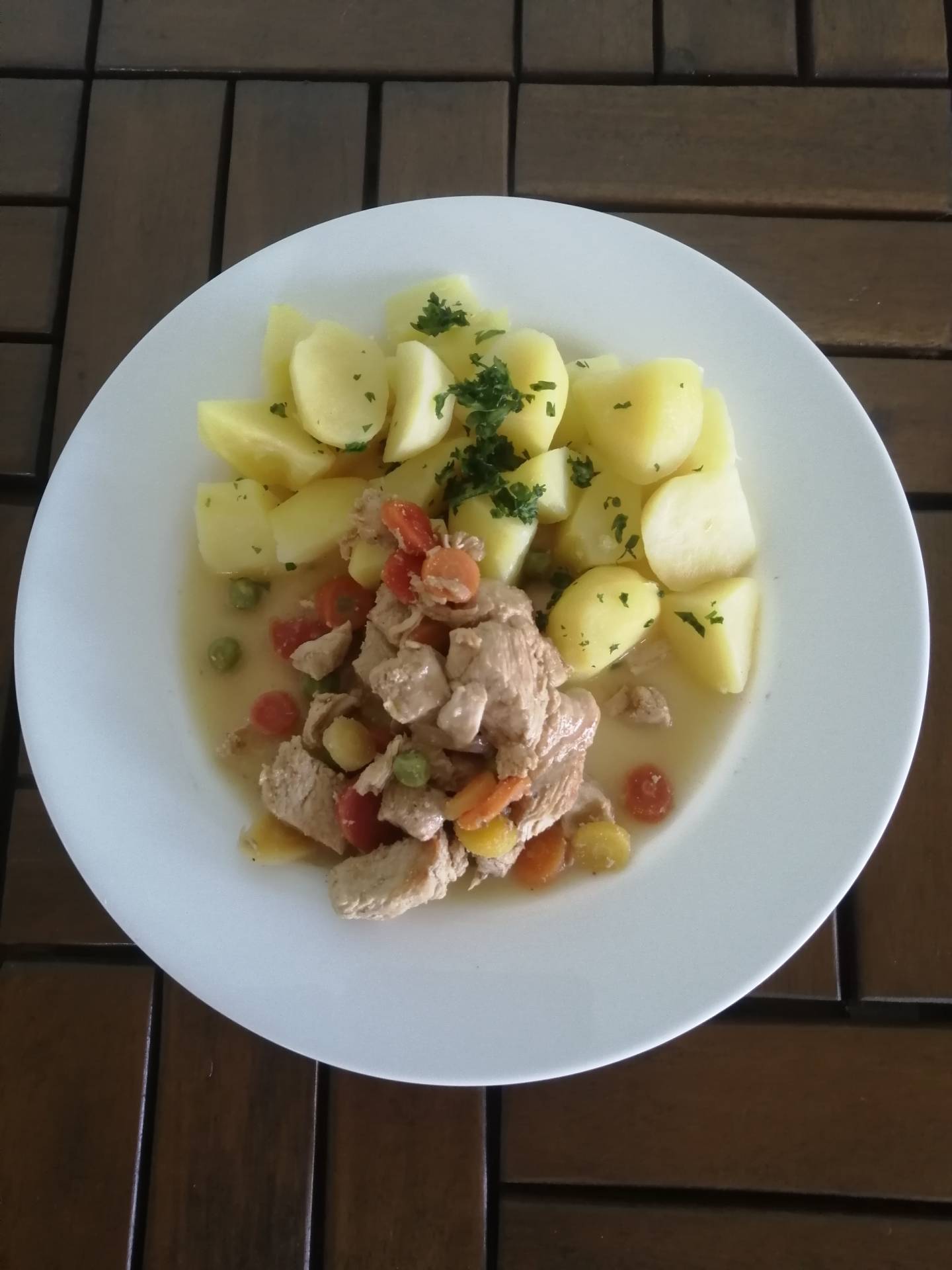 kuřecí maso s hráškem a mrkví, vařené brambory
