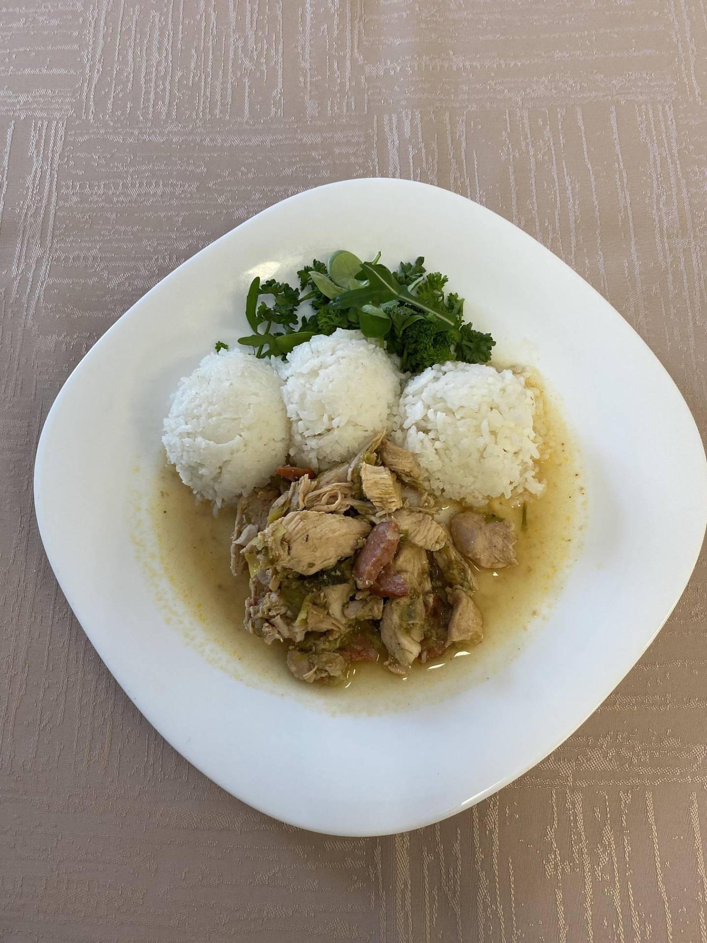 kuřecí masová směs rožněná ( pórek, uzenina ),jasmínová rýže s petrželkou