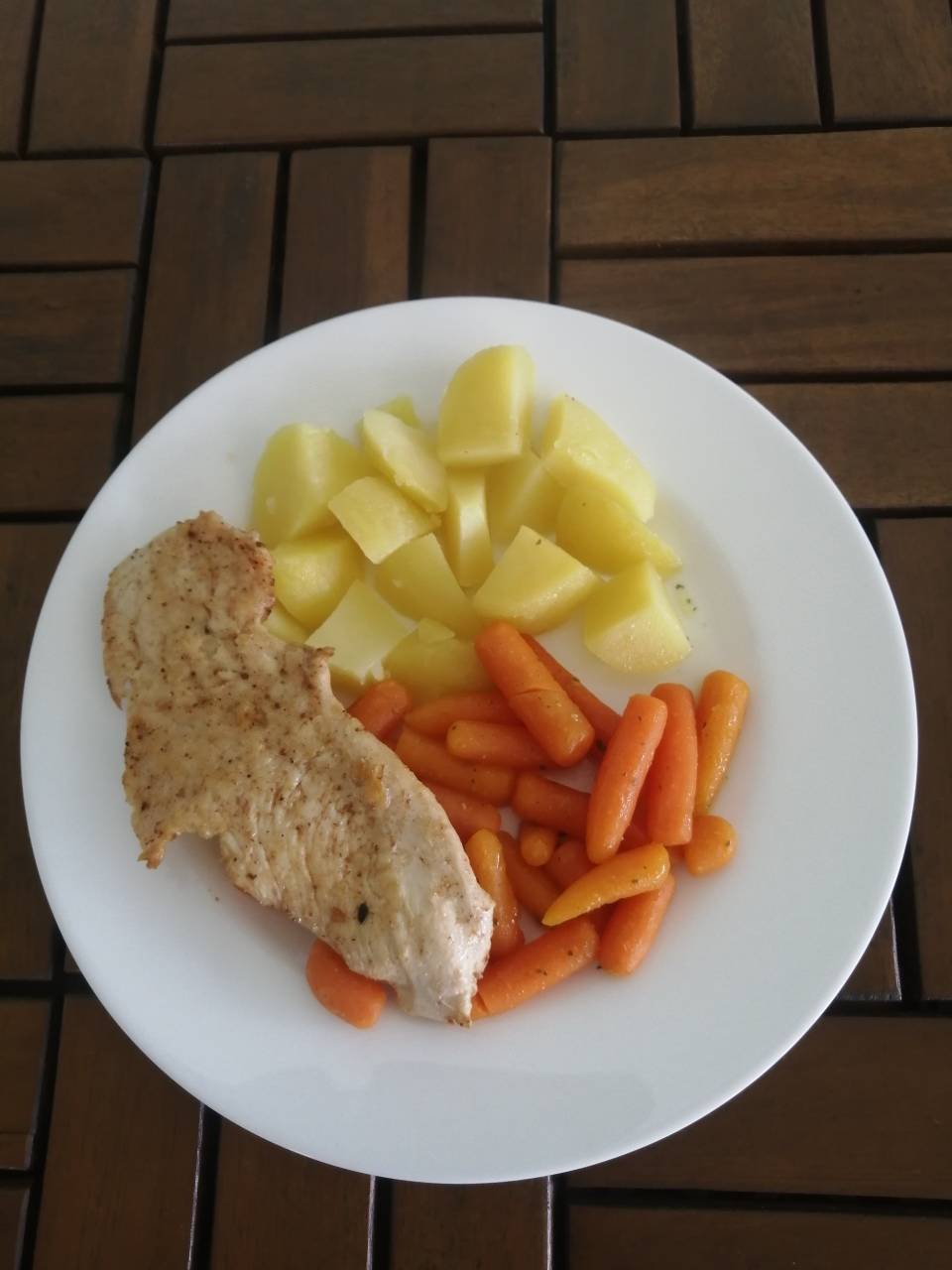 přírodní kuřecí plátek, baby mrkev, vařené brambory