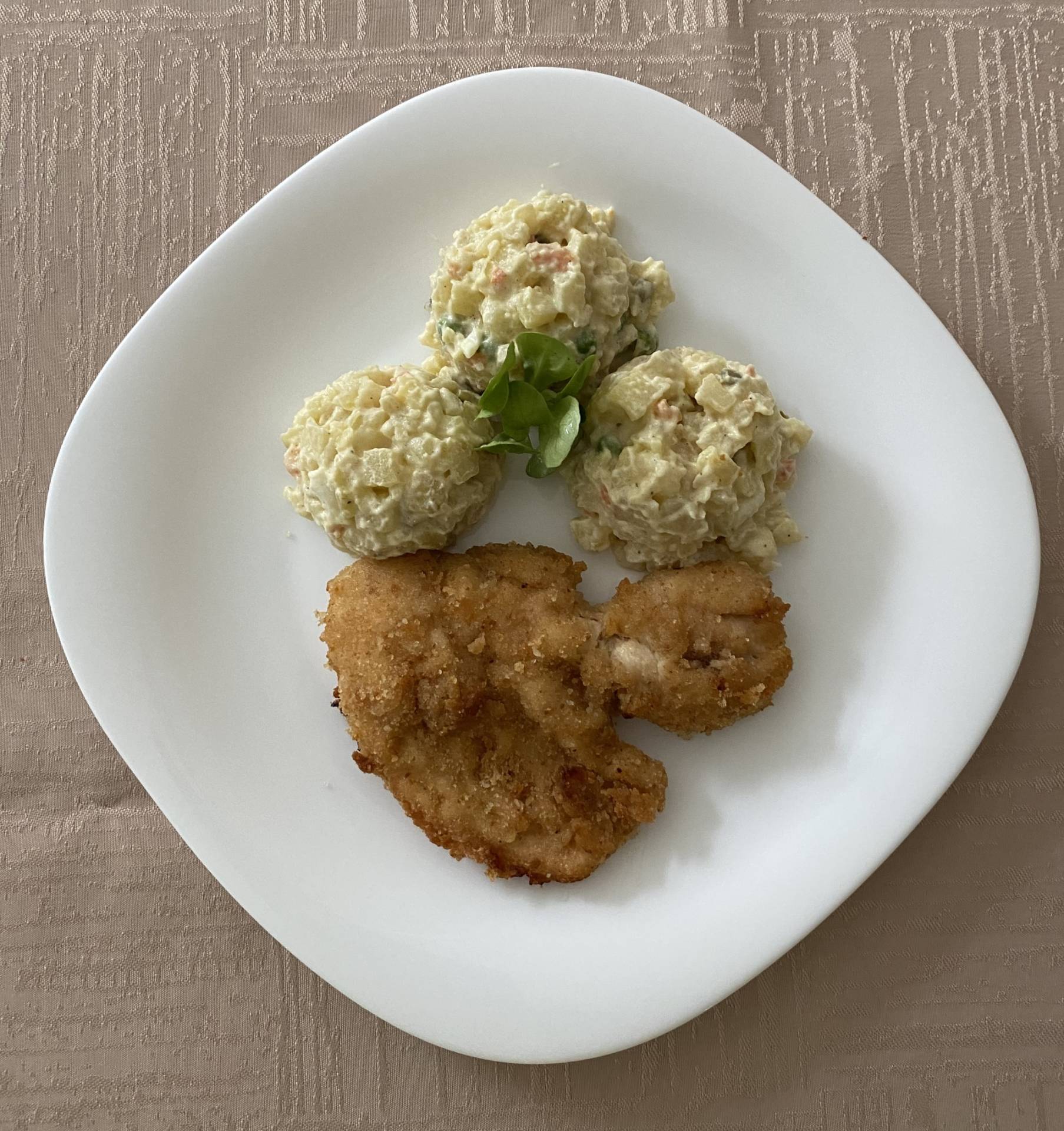 kuřecí řízek, bramborový salát