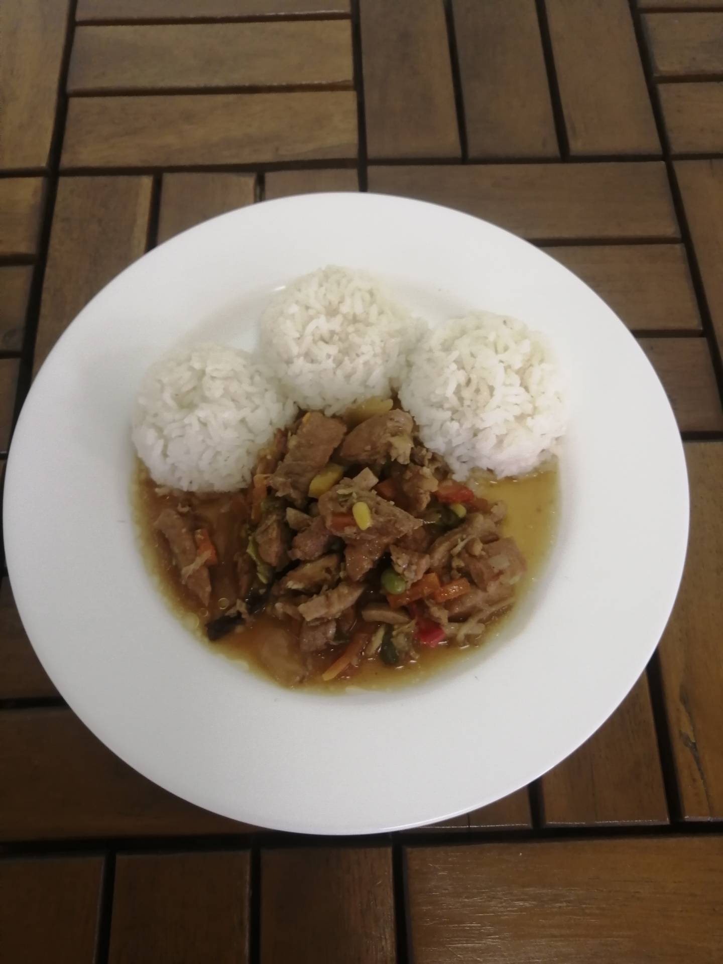 masová směs (vepřová kýta, uzené, čínská směs ), kari rýže