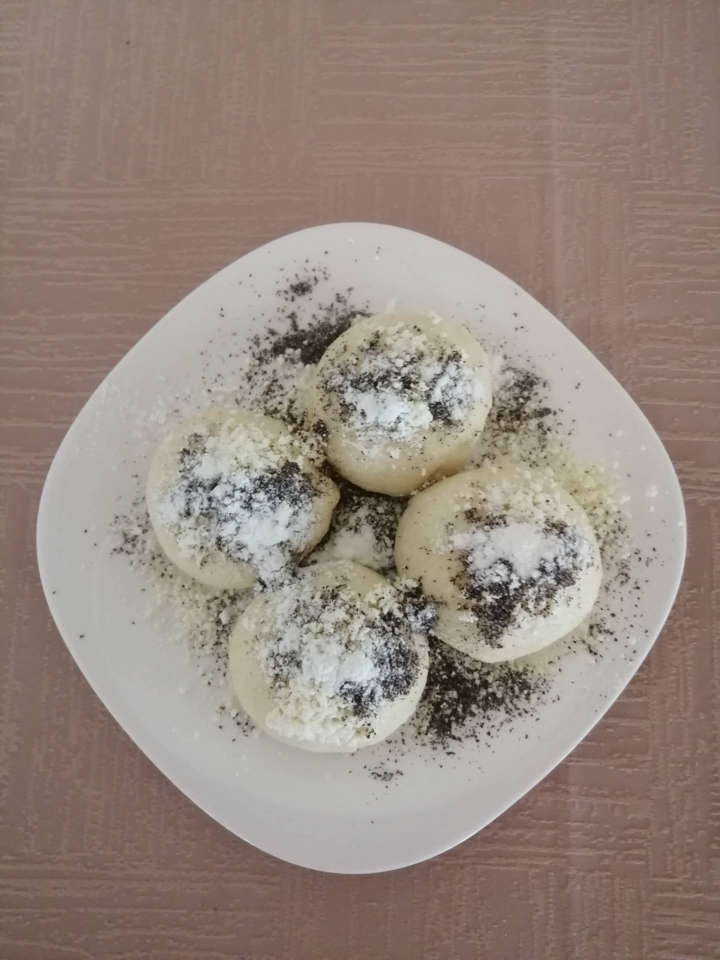 ovocné knedlíky s borůvkovým džemem, sypané strouhankou a přelité máslem