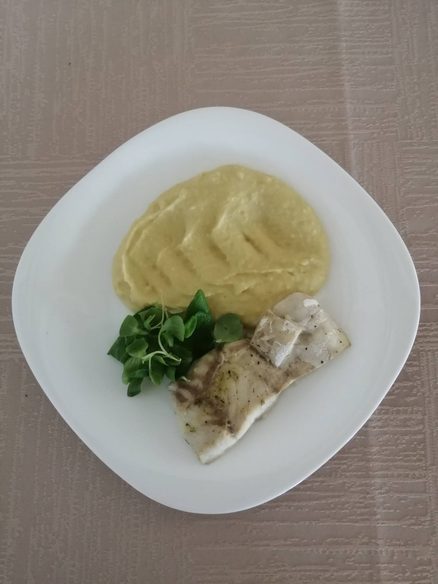 pečený okoun Nilský, brambory s máslem