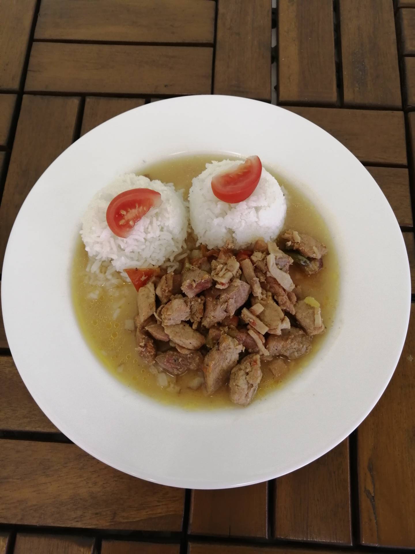 řeznický tokáň ( vepř. kýta, slanina, šunka, ster. okurek, rajčata), jasmínová rýže s petrželí