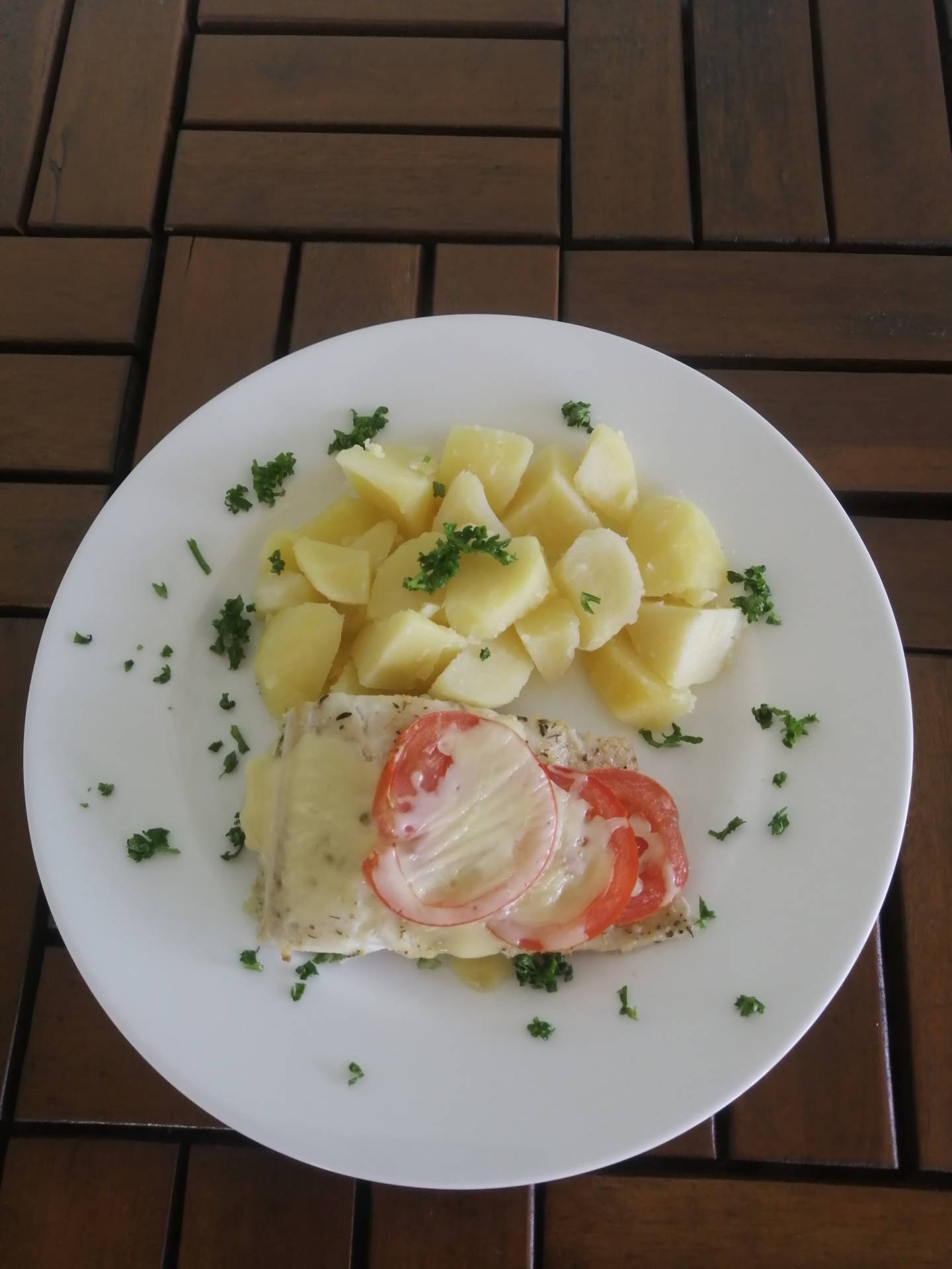 rybí filé zapečené s rajčaty a sýrem, bramborová kaše