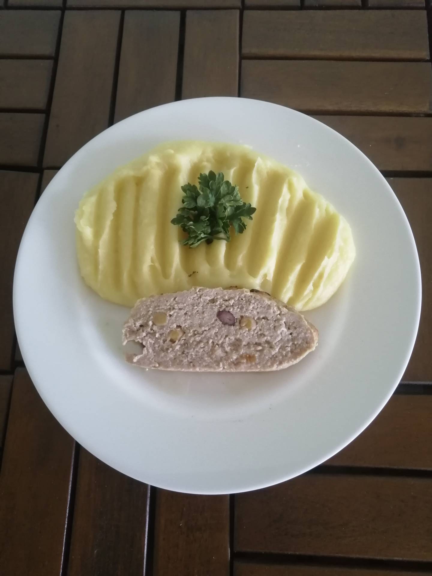 jemná sekaná doplněná o cizrnu a červené fazole, brambory s máslem