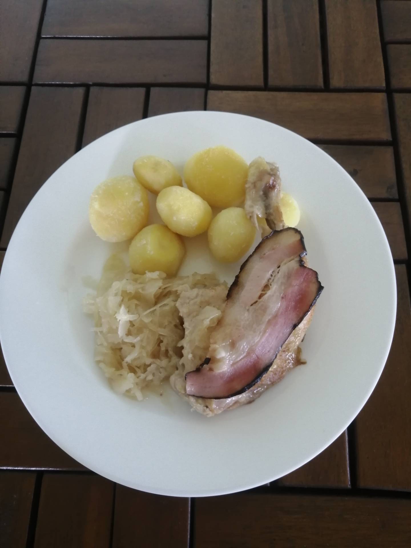 pečené kuřecí stehno na zelí, vařené brambory