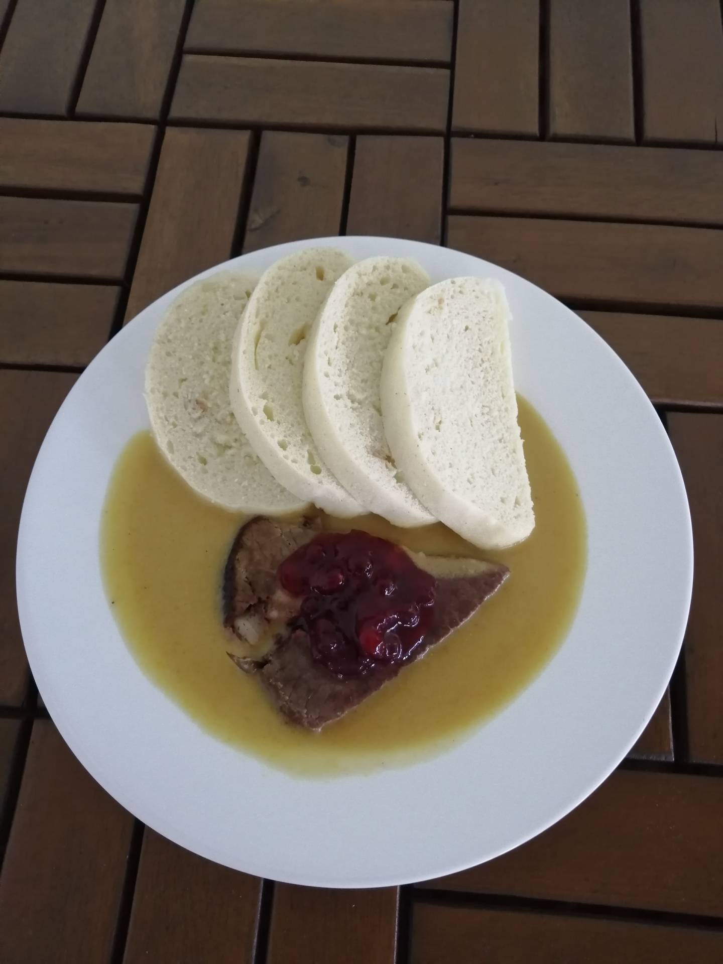 Svíčková na smetaně s brusinkami, houskové knedlíky