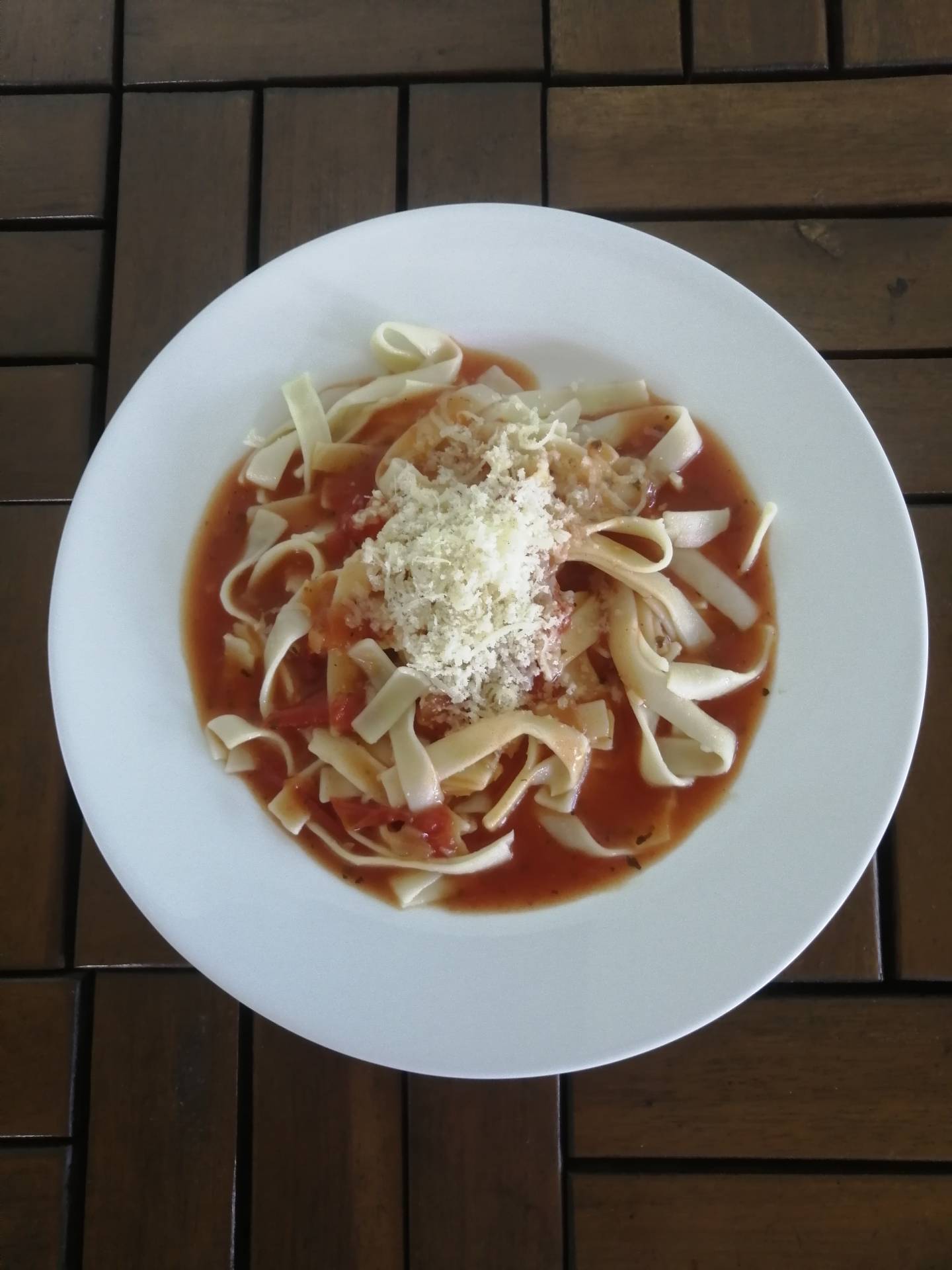 tagliatelle s rajčaty a sýrem (těstoviny přelité omáčkou z rajčat )