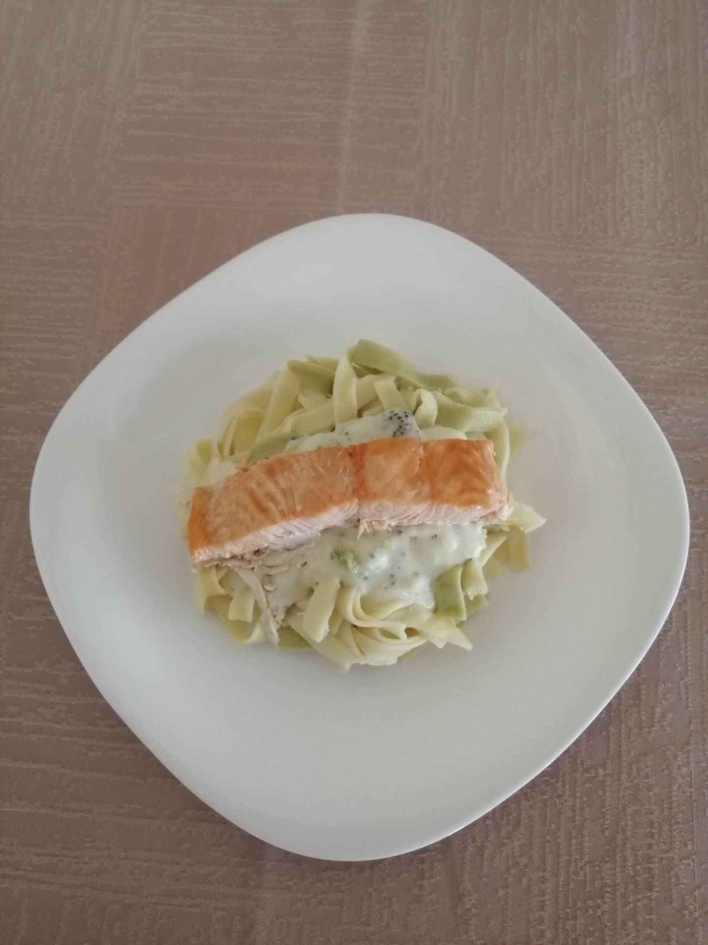 tagliatelle s lososem a smetanovou omáčkou