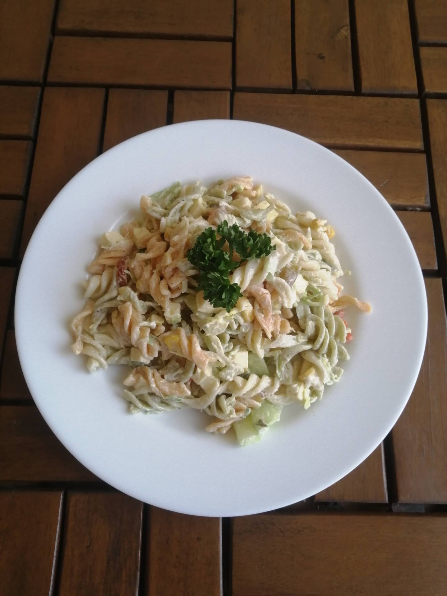 těstovinový salát se zeleninou a sýrem (bezmasé)