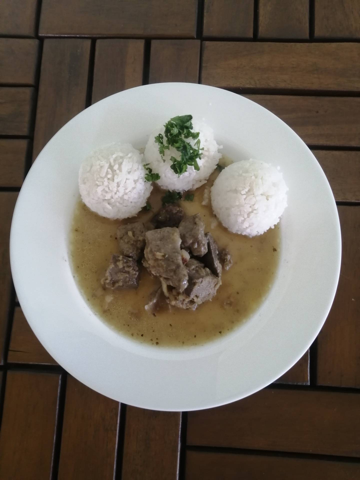 vepřová játra na slanině, rýže s petrželí