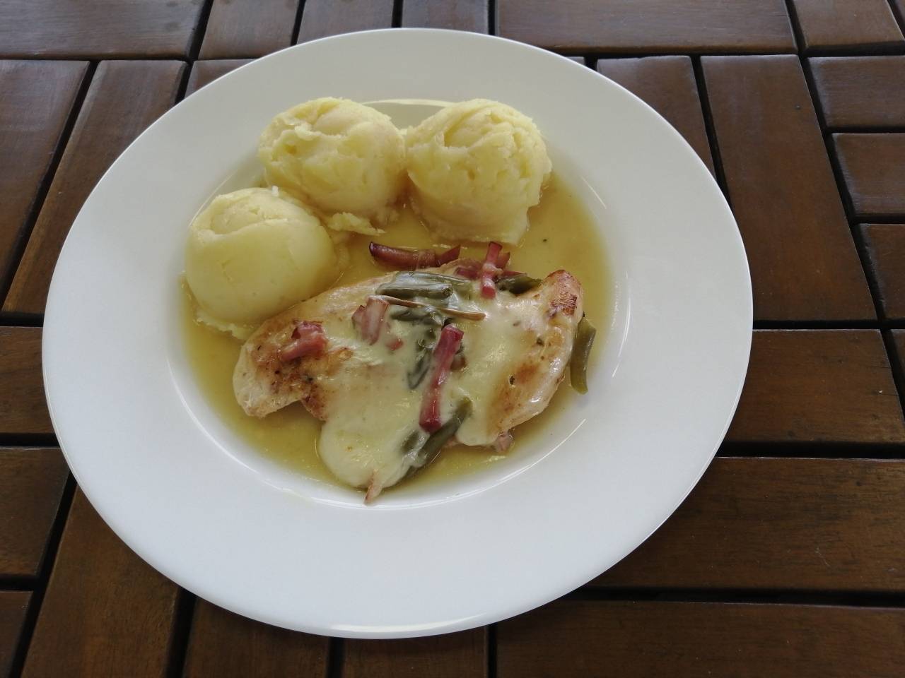 vihorlatský plátek kuřecí, nové brambory s petrželí