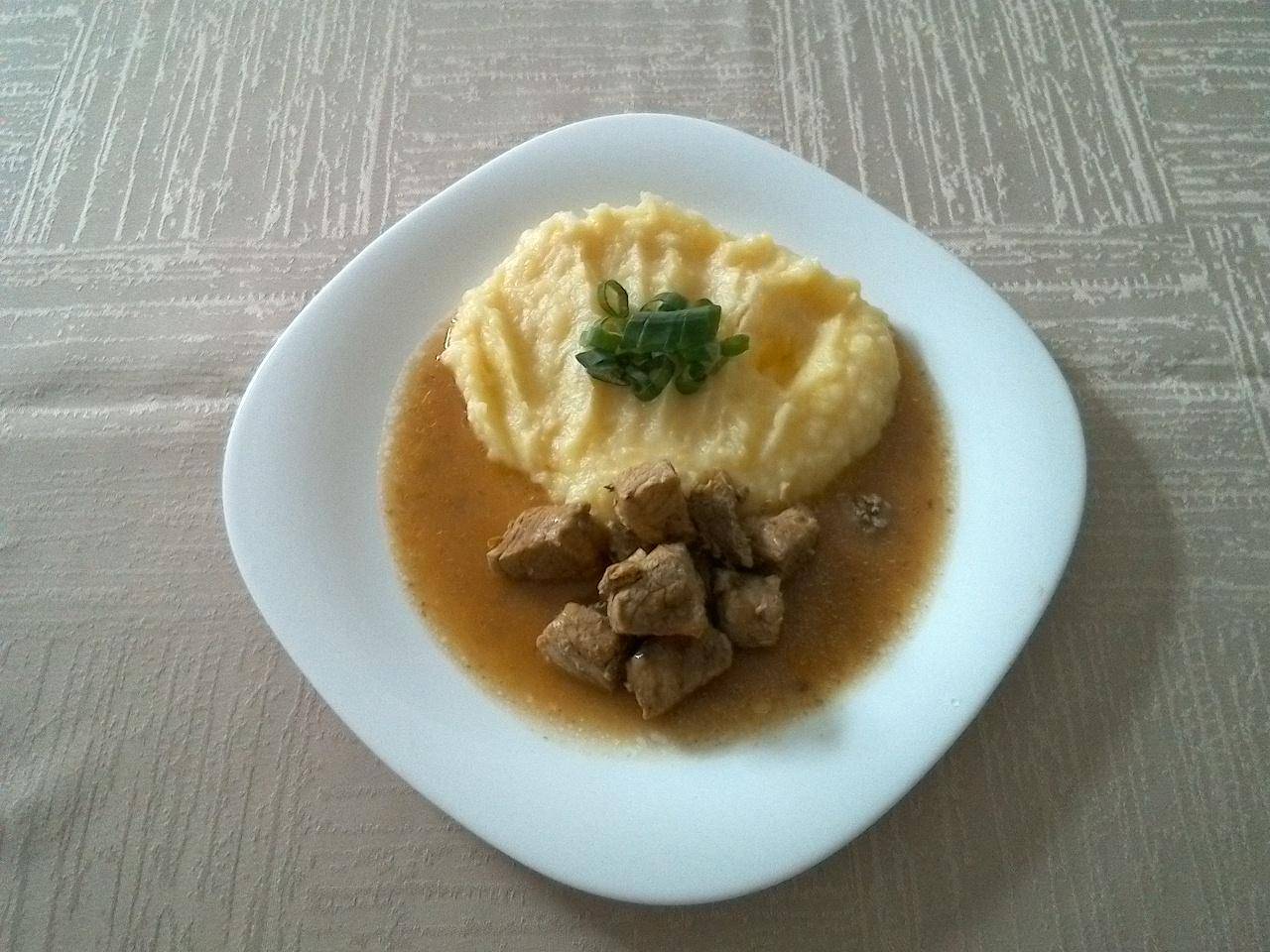 vepřové na kmíně, těstoviny