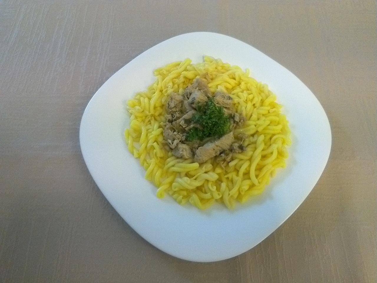 špecle s kuřecím masem a petrželkou