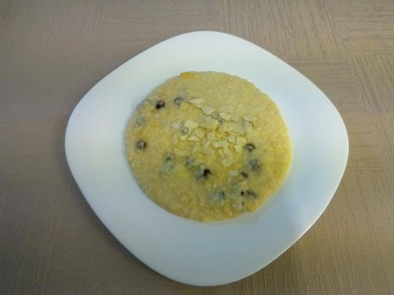 jáhlová kaše s ovocem a tvarohem