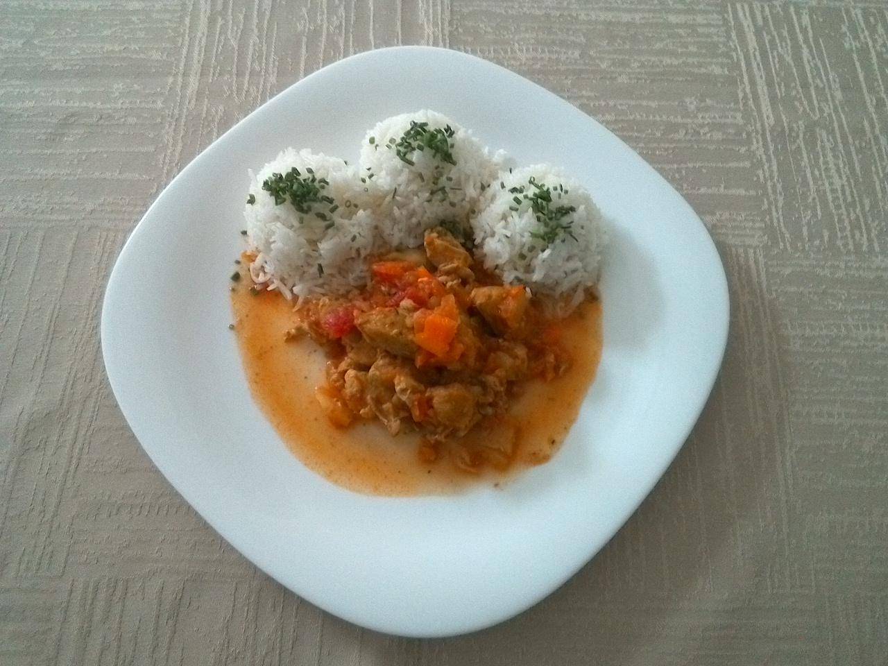 králičí ragú, dušená rýže s kurkumou