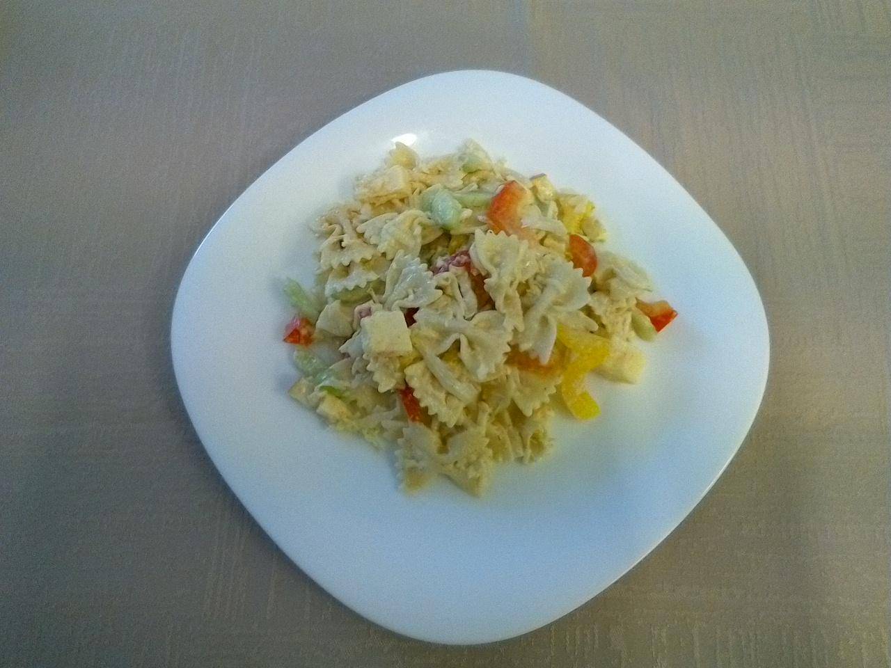 těstovinové mašličky s čerstvou zeleninou a sýrem