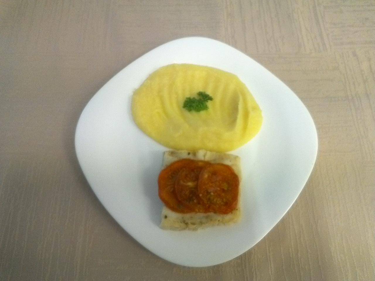 přírodní rybí filé s rajčaty, bramborová kaše