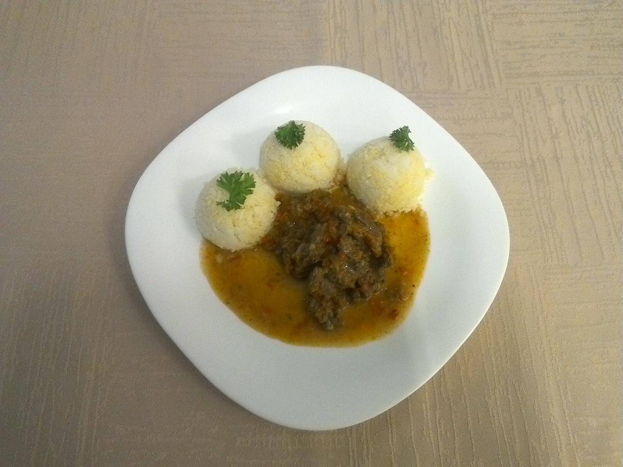 hovězí na ajvaru a zelenině, dušená rýže s kuskusem