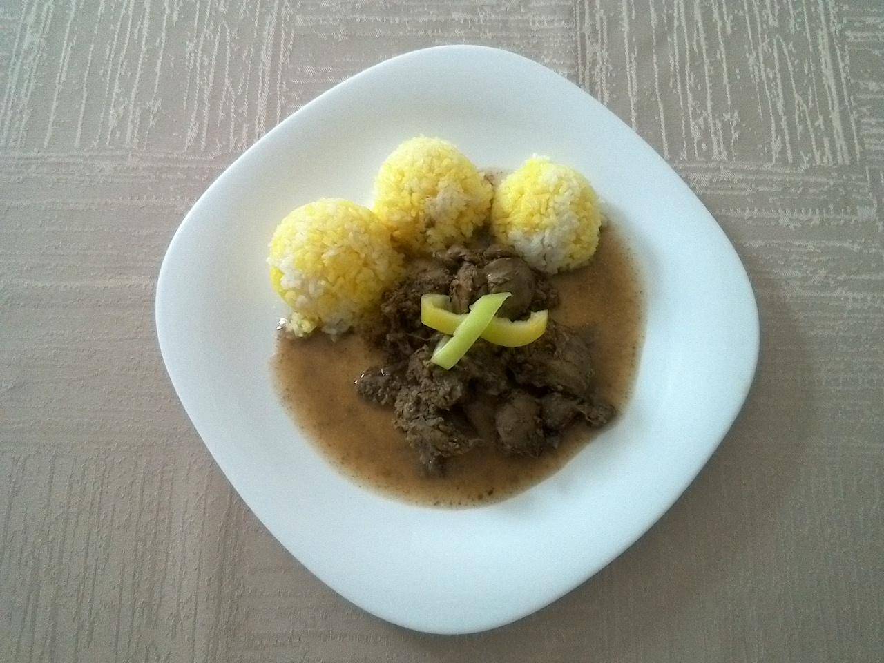 dušená játra na cibulce, kari rýže