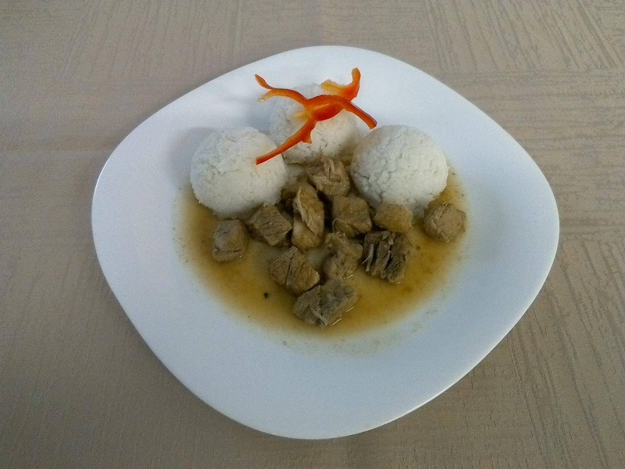 vepřové kostky na pepři, dušená rýže