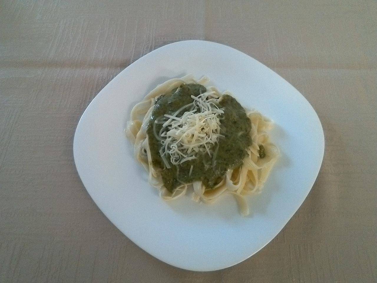 tagliatelle se špenátovo-smetanovou omáčkou, strouhaný sýr