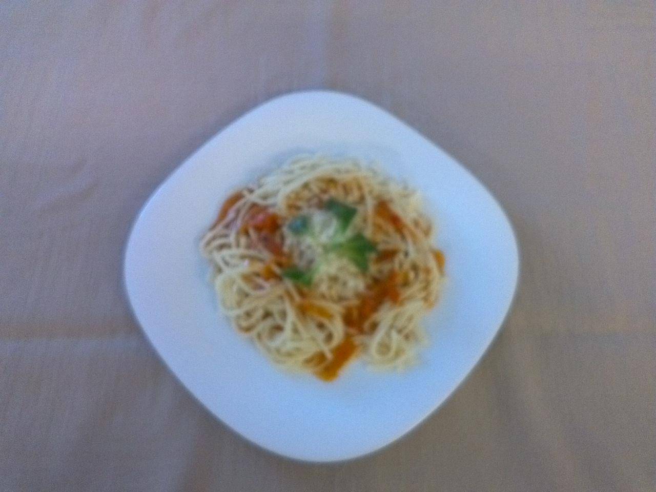 špagety pomodoro s česnekem, bazalkou, sypané parmazánem a sýrem