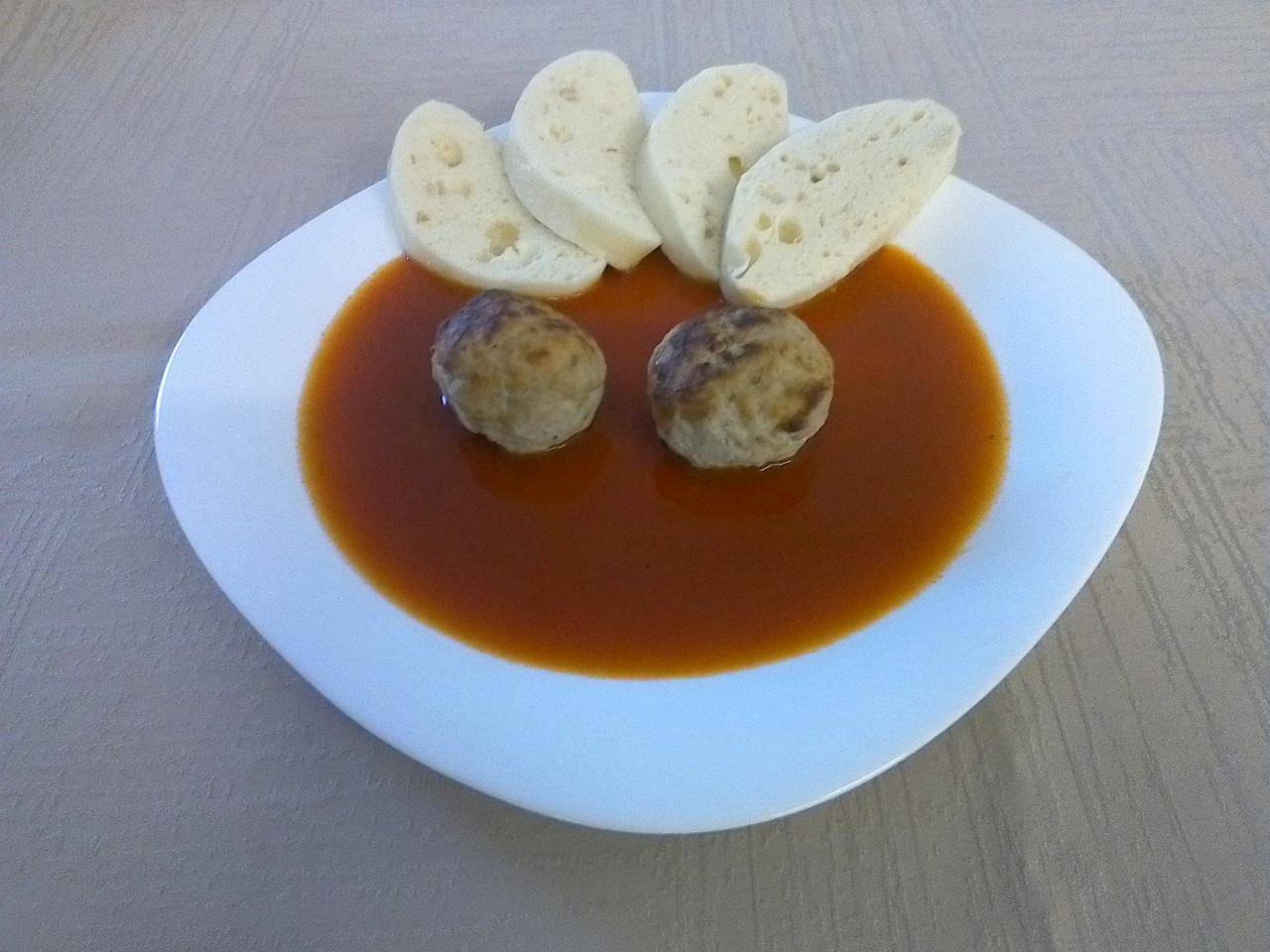 masové koule, rajská omáčka, houskové knedlíky