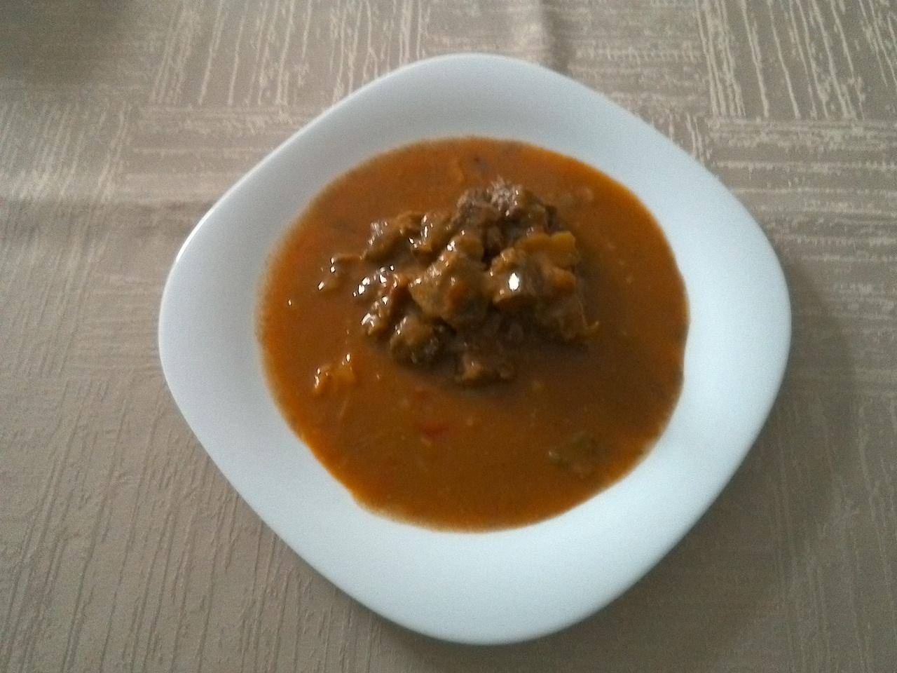 kotlíkový perkelt ( hovězí maso, paprika, rajčata)