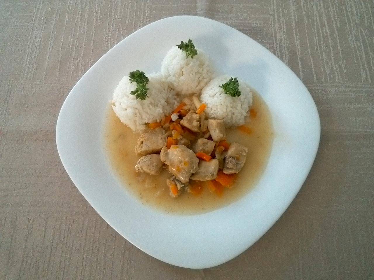 králík na zelenině, hořčici, slanině