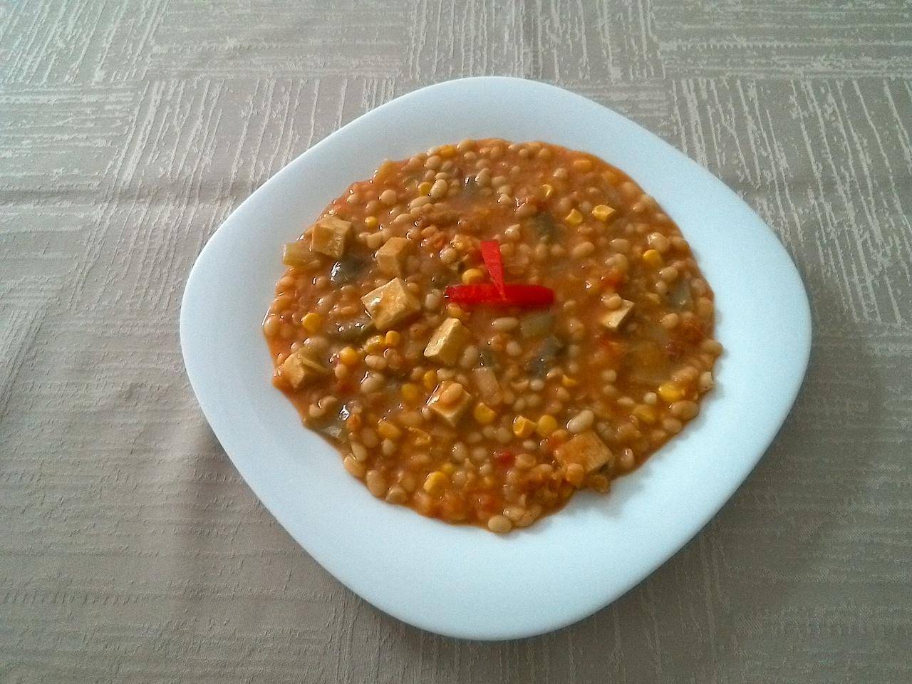 fazole v rajčatové omáčce s tofu