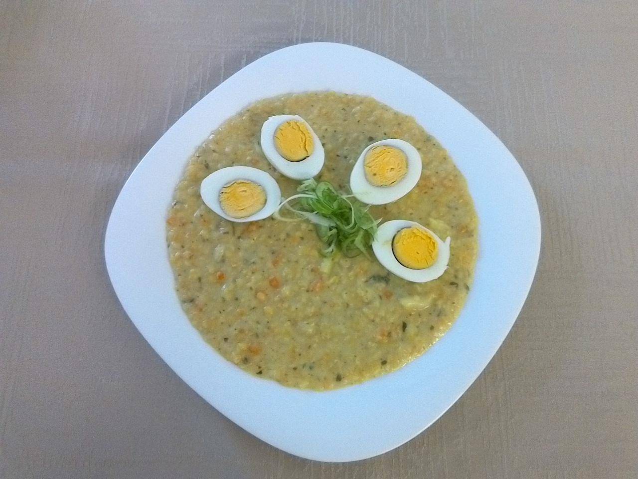 červená čočka po brněnsku s cibulkou, vařené vejce, chléb, okurek