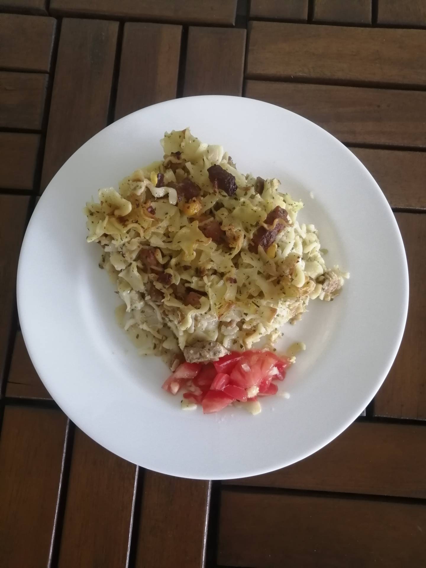 zapečené těstoviny s vepřovým masem a zeleninou