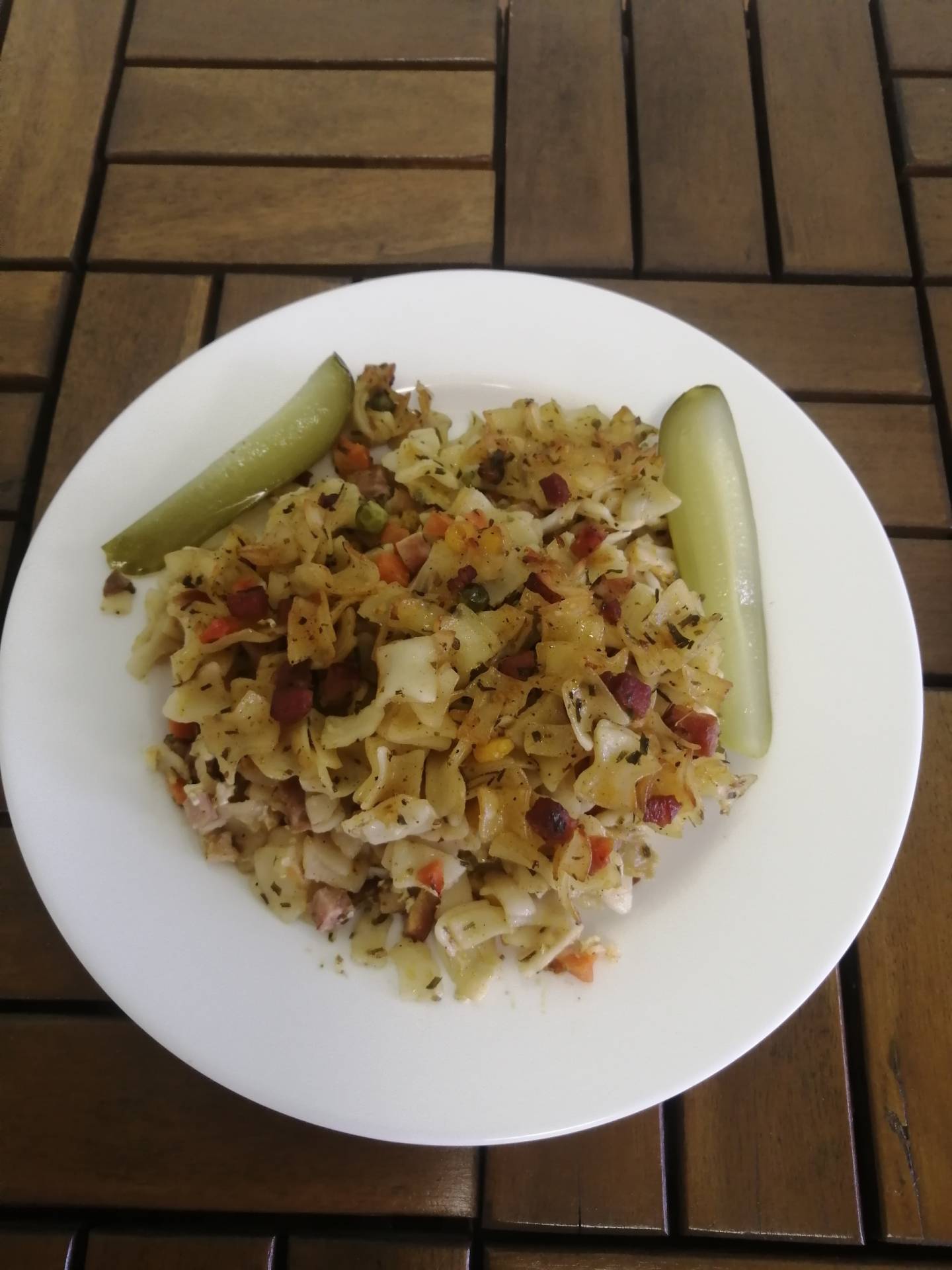 zapečené těstoviny s uzeným masem a zeleninou