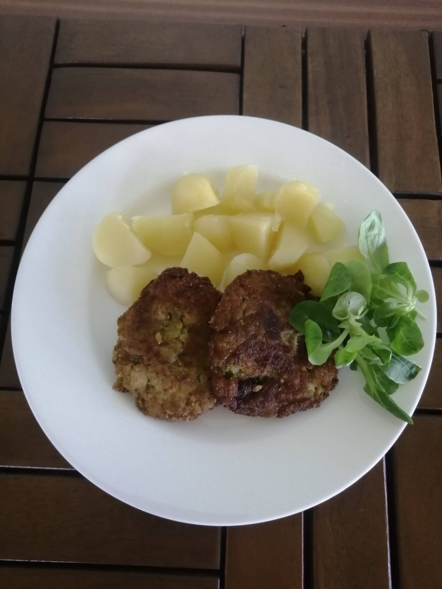 zeleninové karbenátky, vařené brambory s máslem