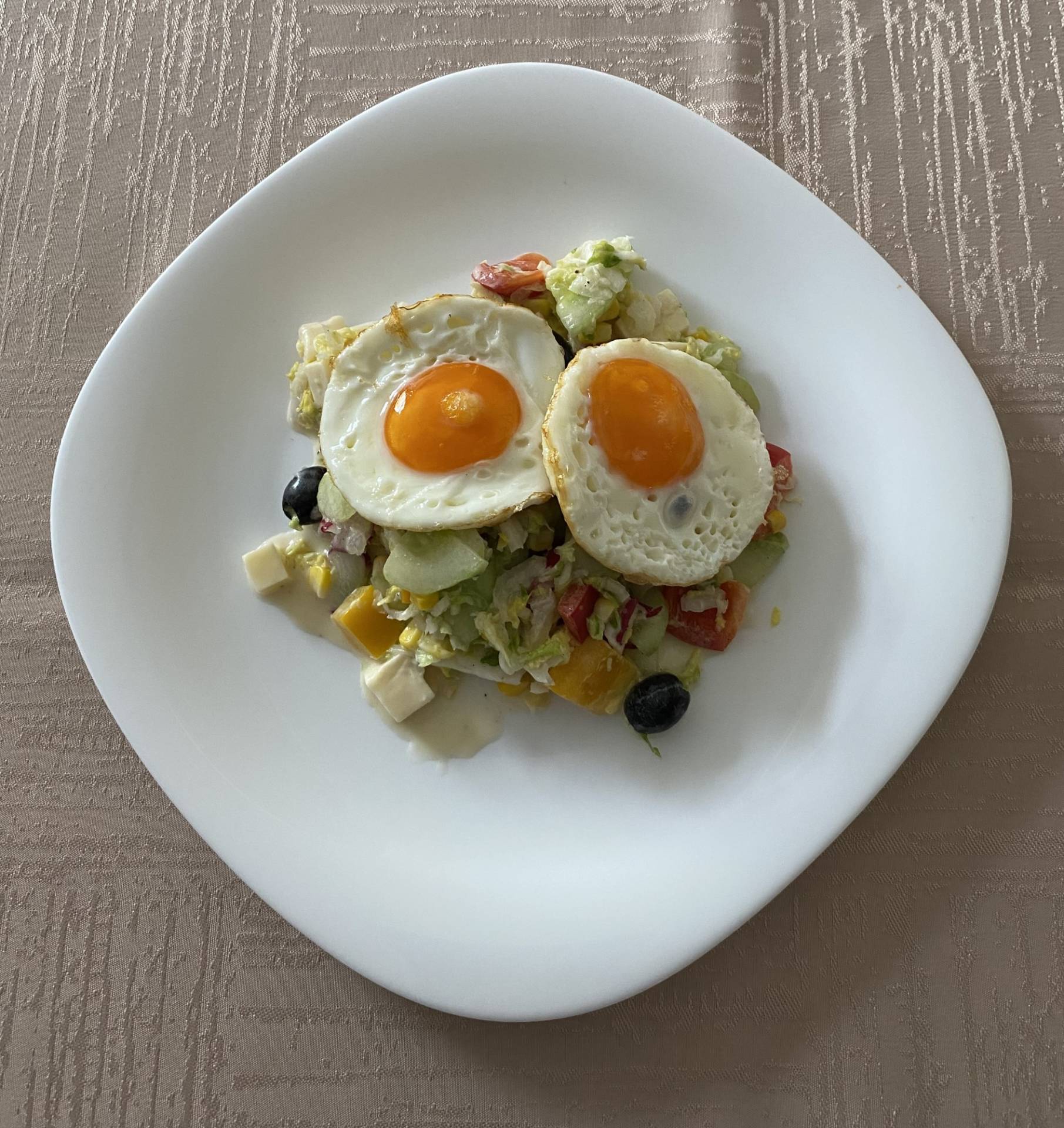 zeleninový salát se sýrem, olivami a sázeným vejcem, pečivo