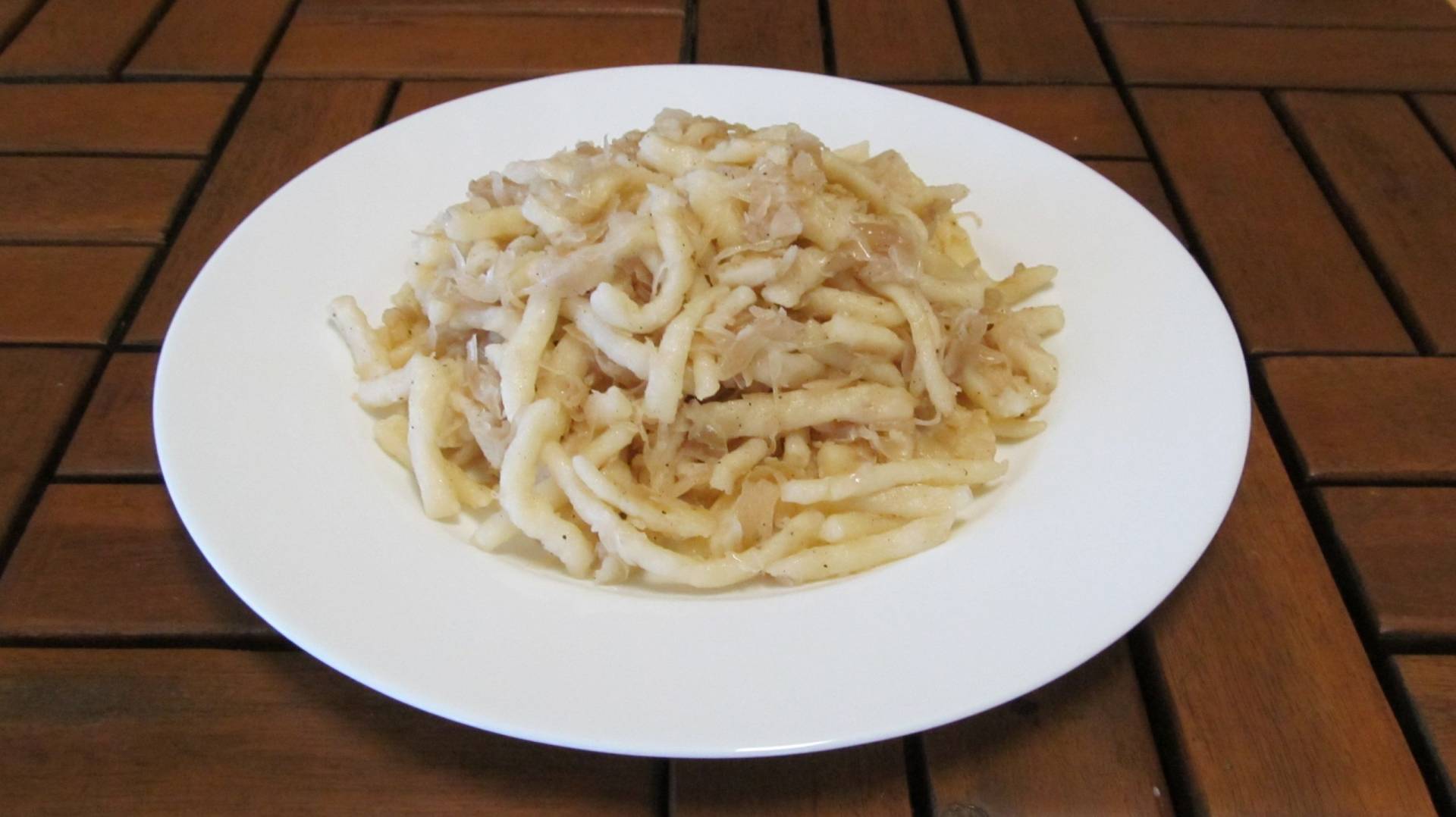 Bramborové špecle se zelím a cibulkou