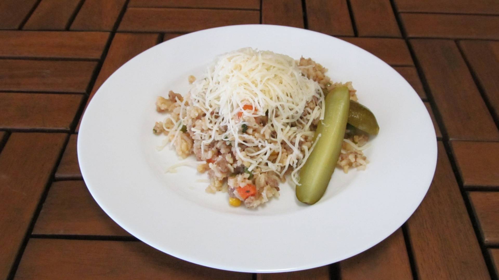 bulgurové rizoto s kuřecím masem a zeleninou, sypané sýrem