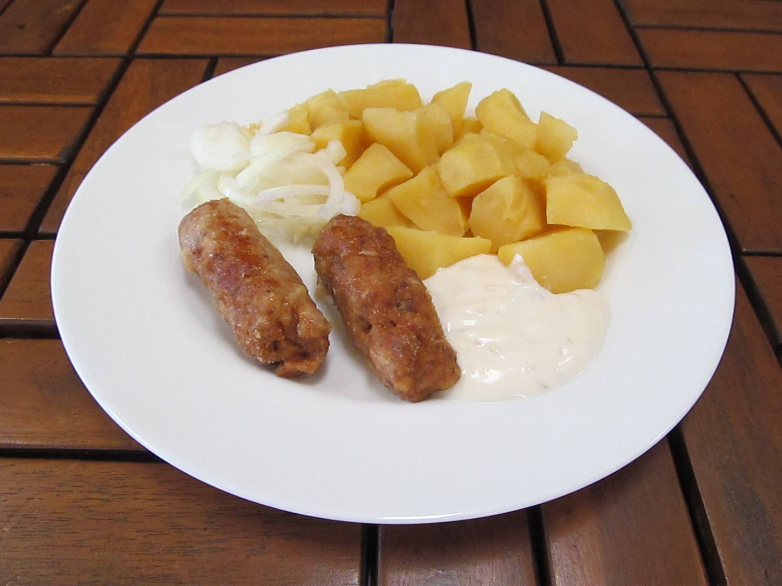 čevabčiči s hořčicí a cibulí, vařené brambory