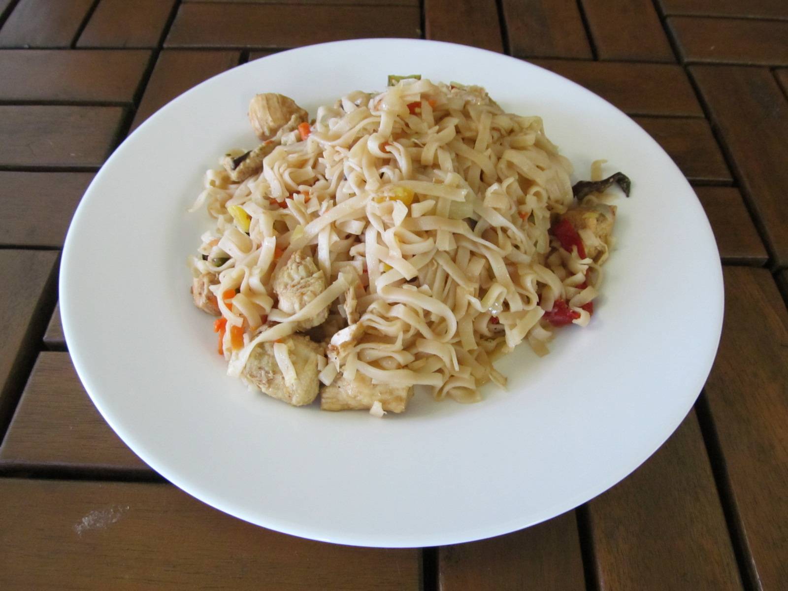 čínské nudle s kuřecím masem a zeleninou