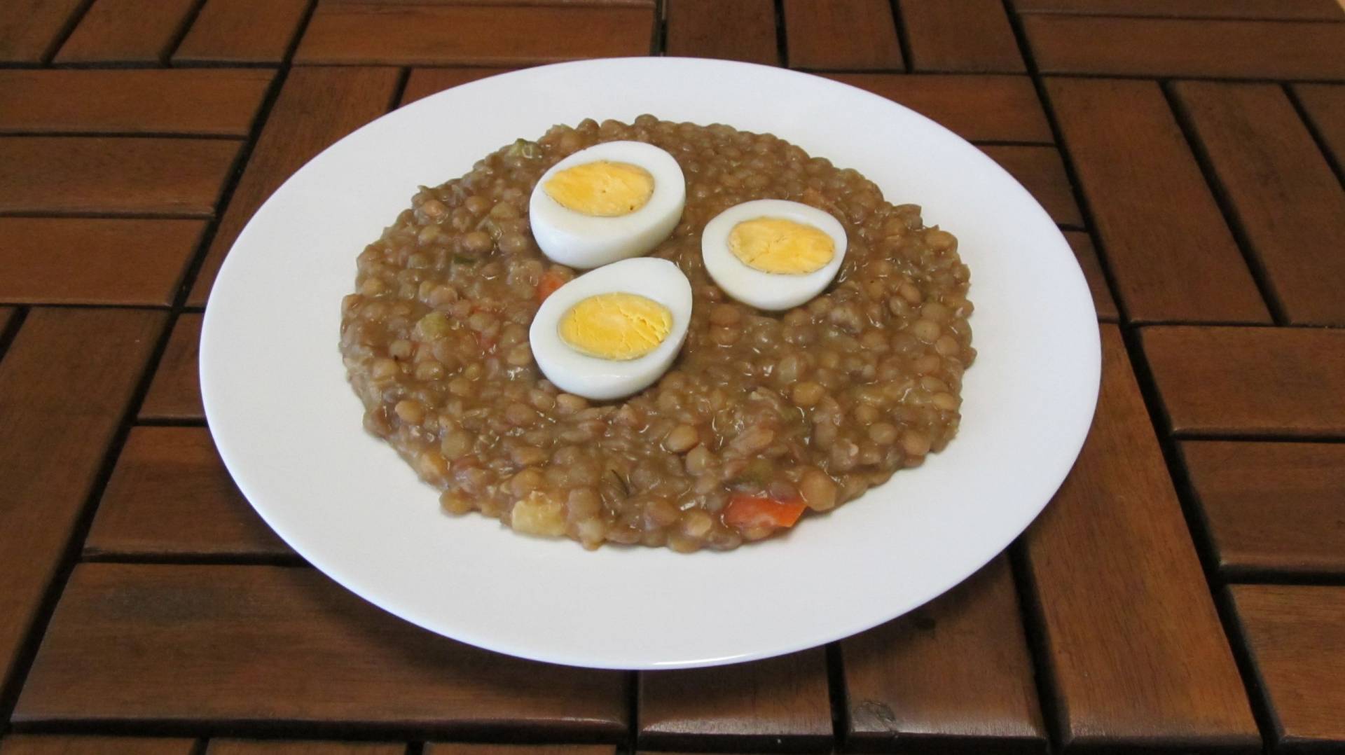 čočka s vejcem a grilovanou zeleninou