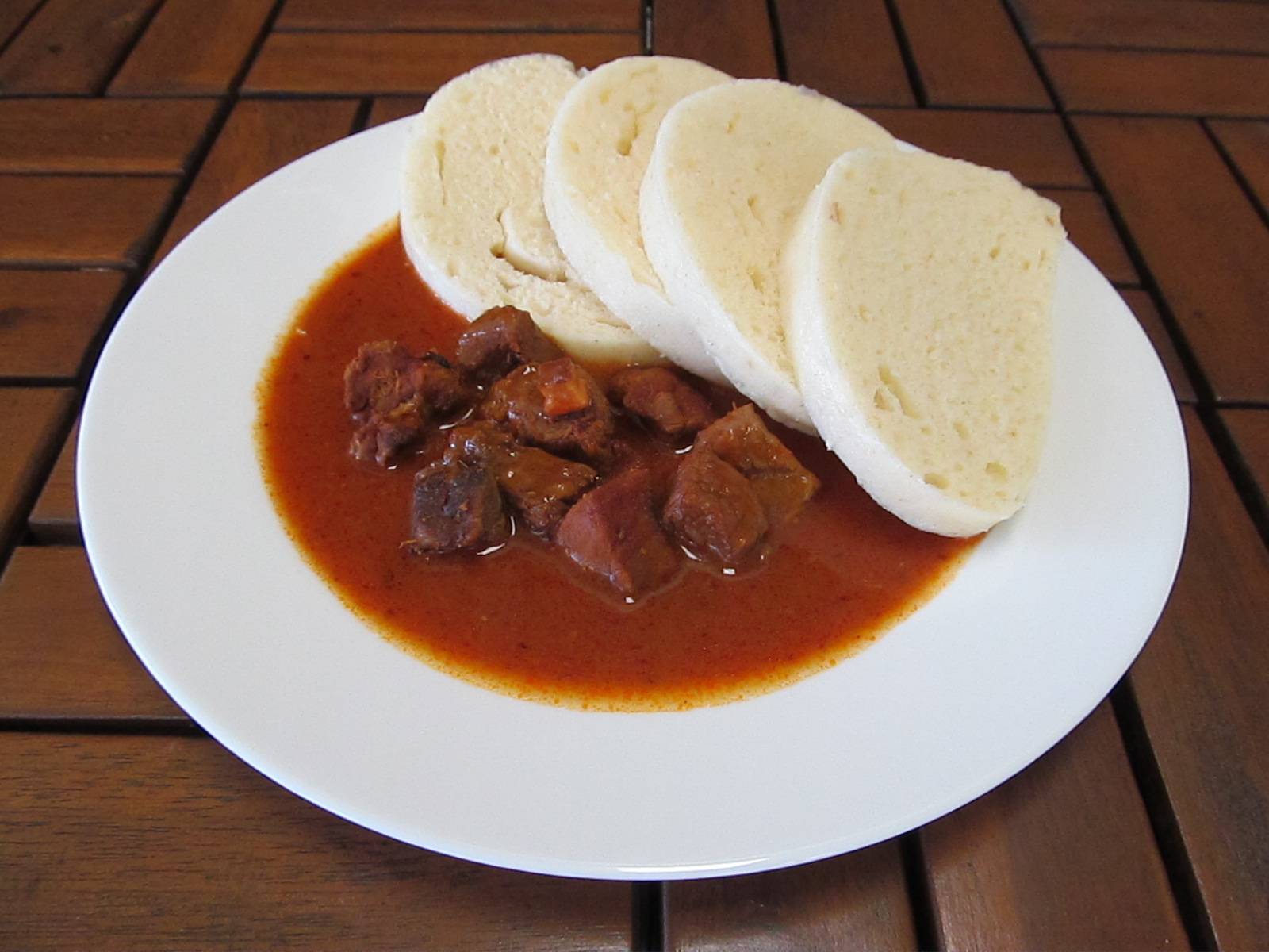 debrecínský guláš ( vepřové maso, slanina, párek ), houskové knedlíky