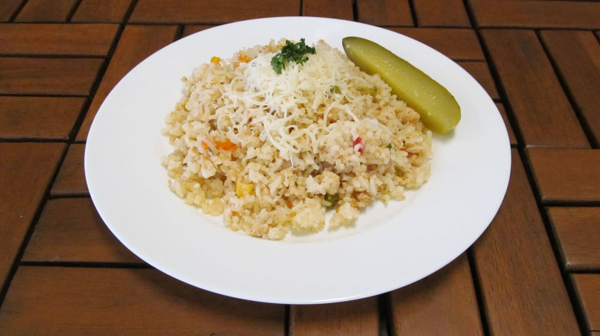 kuřecí rizoto se zeleninou sypané sýrem